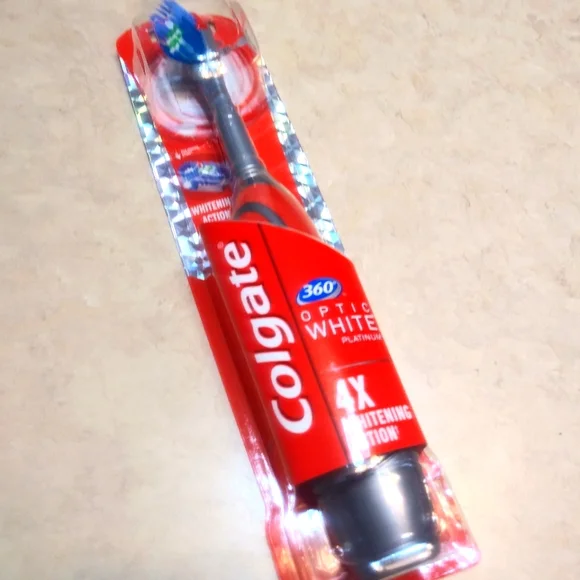 Colgate 360 Optic White Powered Toothbrush - set of 2 - Picture 1 of 7